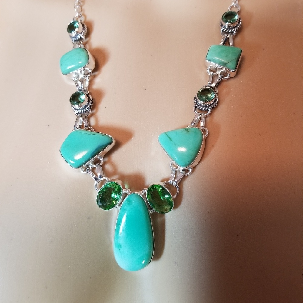 FABULOUS NECKLACE NWOT